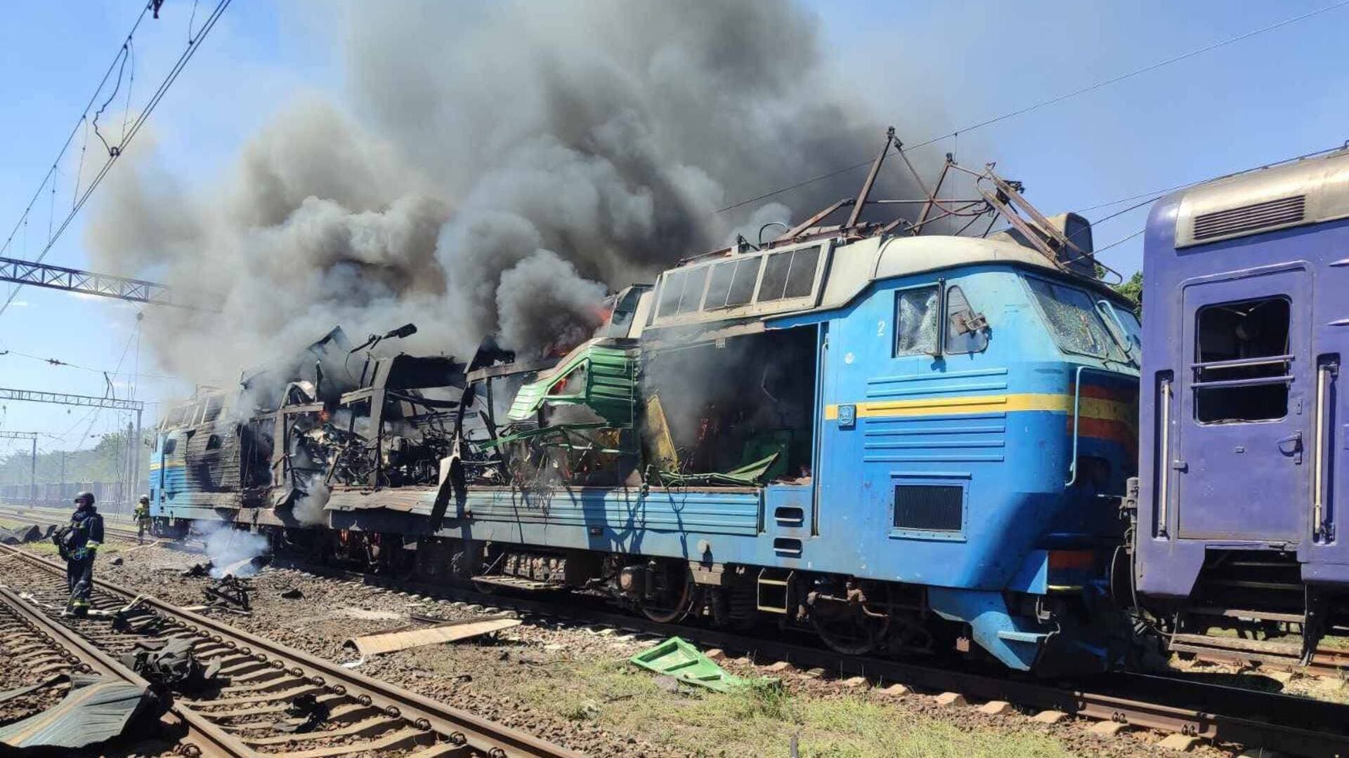 Росія двічі вдарила по поїзду «Київ-Запоріжжя»: вагон зруйновано, спалахнула пожежа