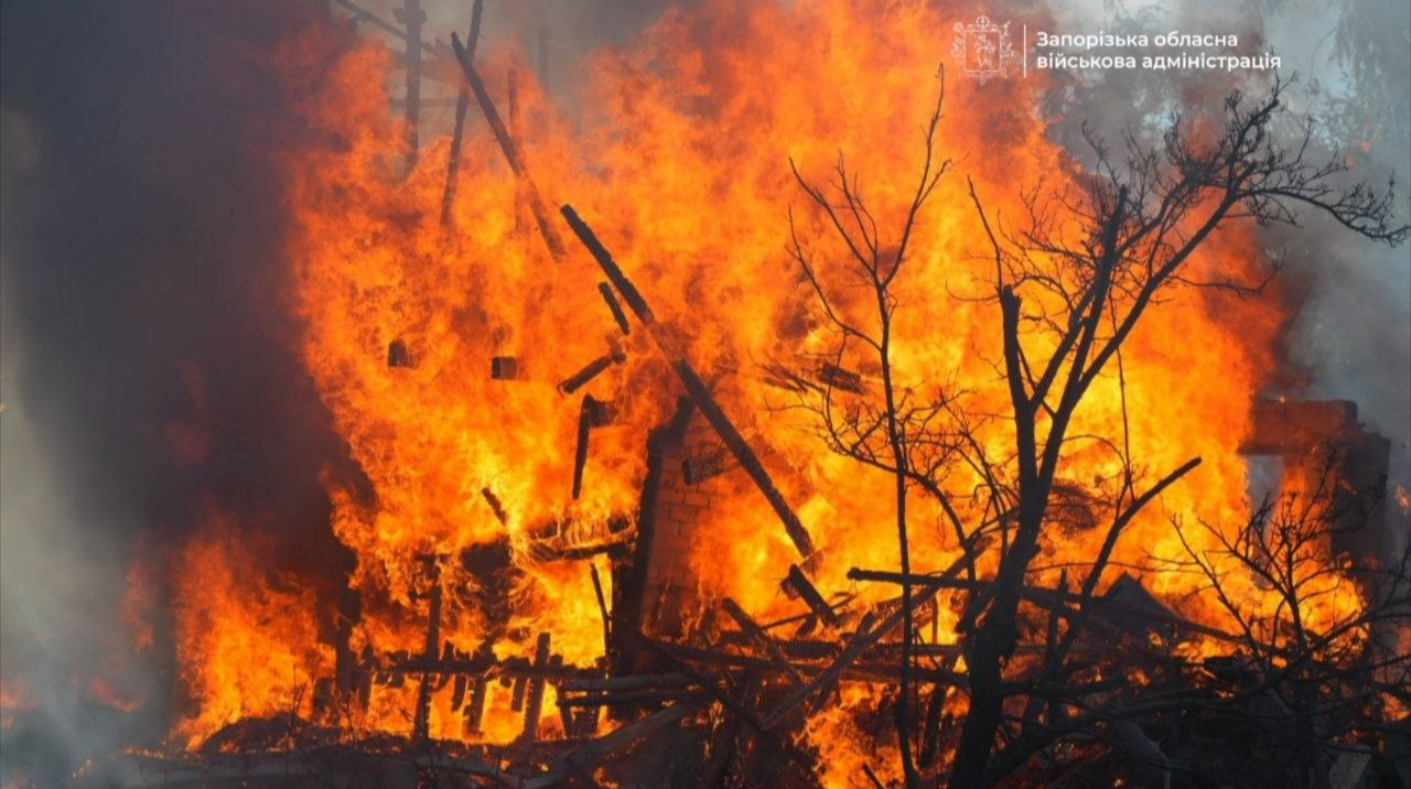 Вечірня хвиля атак РФ: авіабомби по Харківщині, дрони й пожежа у виші Запоріжжя
