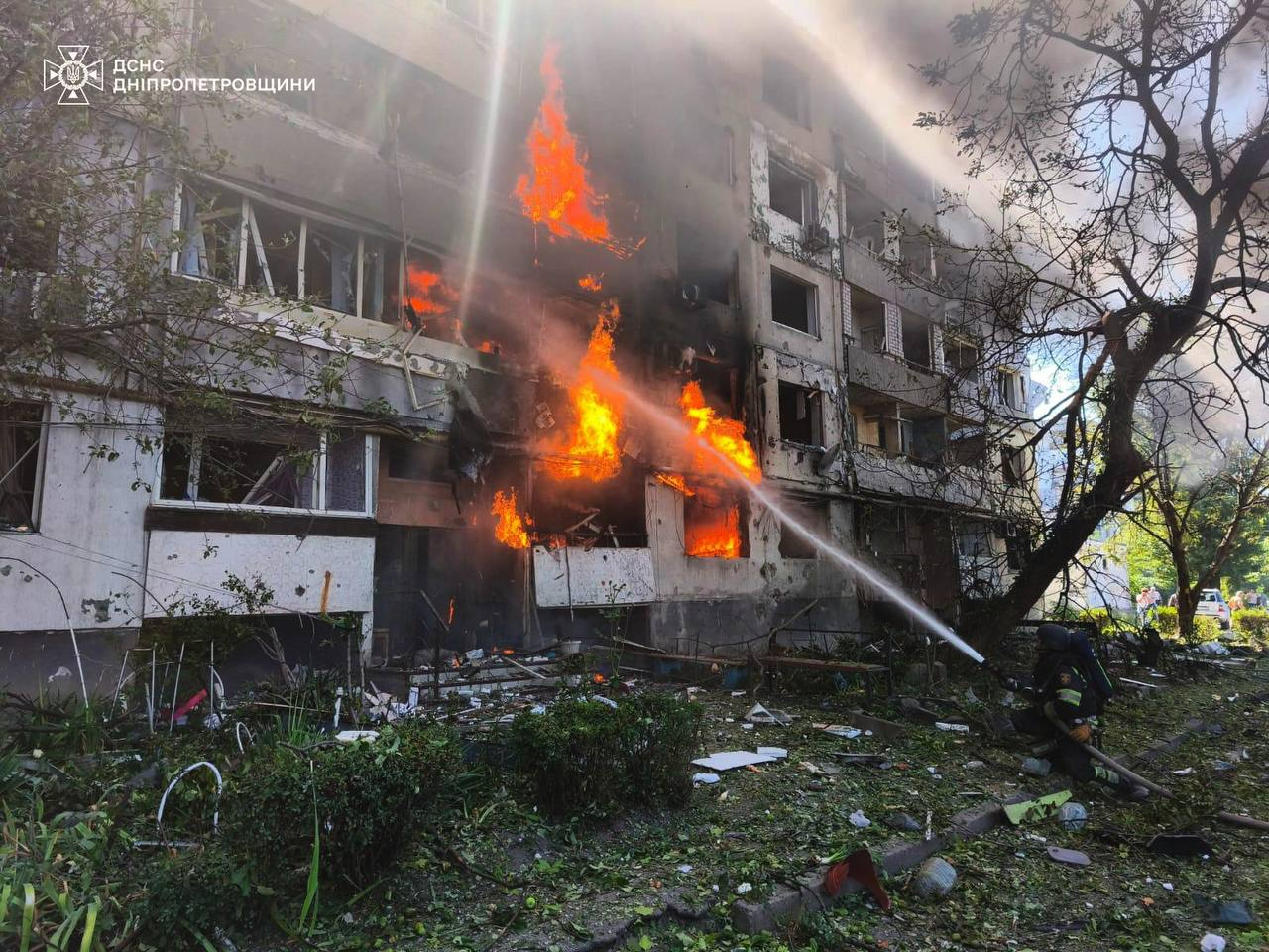 Росія вдарила КАБом по будинку в Павлограді: двоє загиблих, восьмеро поранених