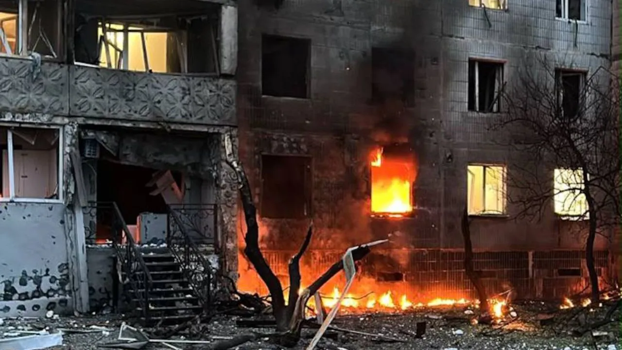 Дрон РФ вдарив по житловій багатоповерхівці в Сумах: постраждали діти