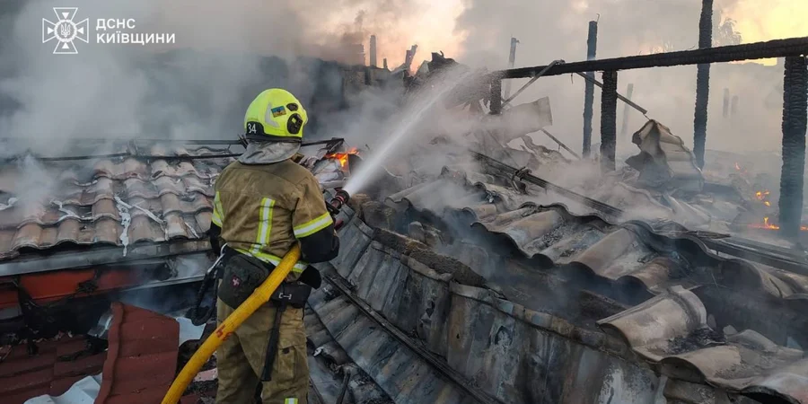 Дрон РФ влучив у будинок у Чайках під Києвом: 5 поранених, серед них троє дітей
