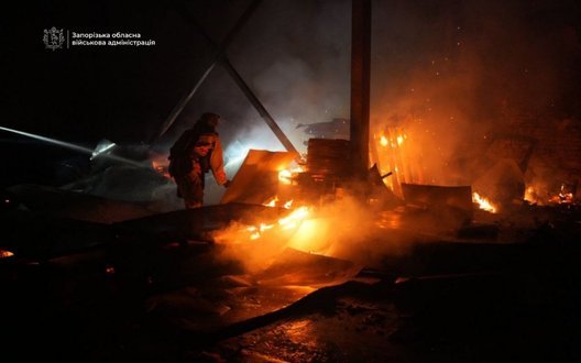 Дрон РФ вдарив по підприємству у Запоріжжі ввечері 22 липня: спалахнула пожежа