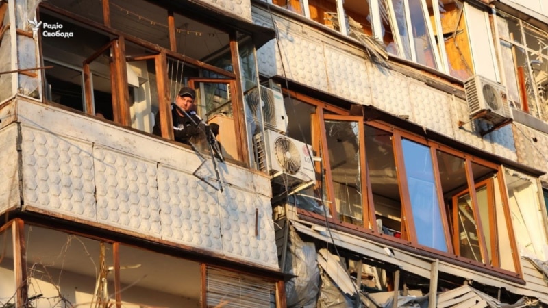 Росія вдарила КАБом по житловому будинку у Запоріжжі: поранені, під завалами люди