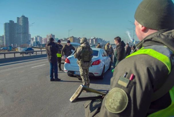 СБУ затримала жінку, яка замаскувала вибухівку під бургер і принесла на блокпост у Чернігові