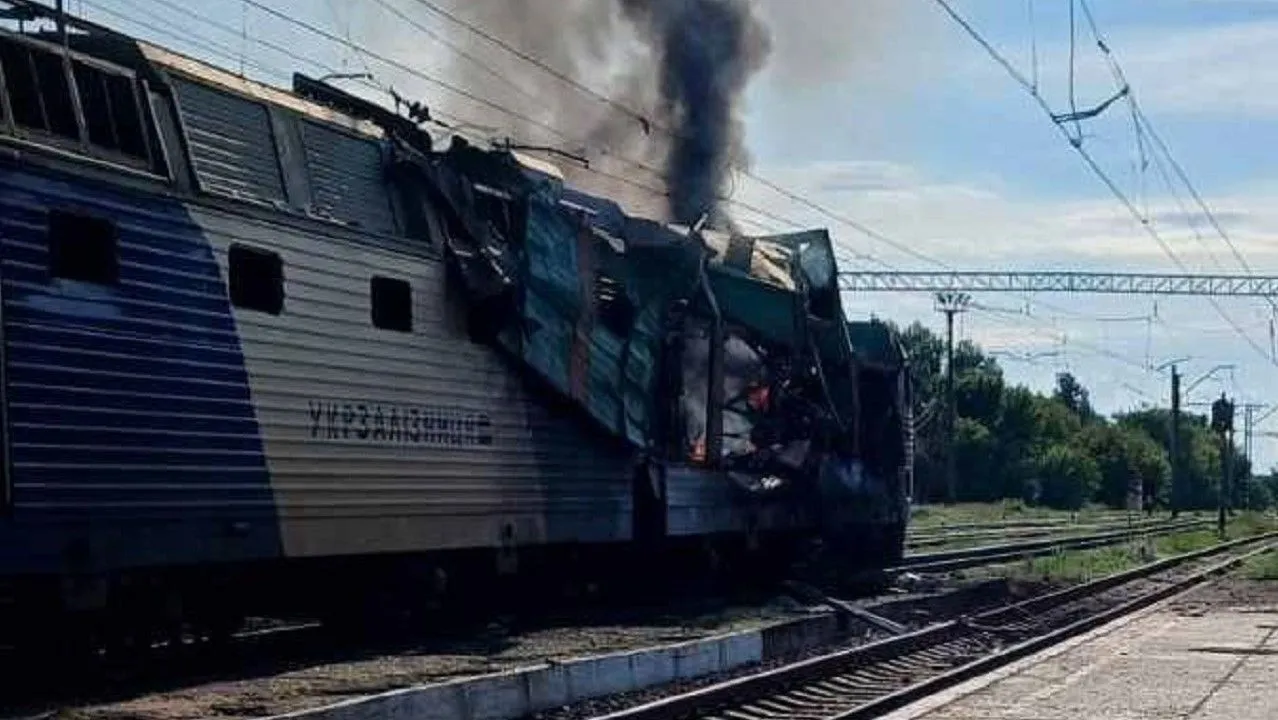 Росія вдарила дроном по пасажирському поїзду на Дніпропетровщині: пасажири евакуювалися