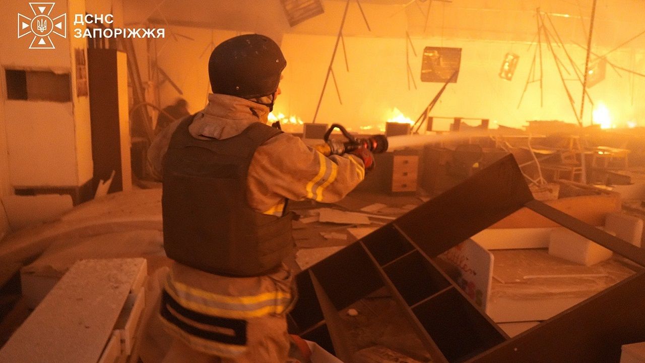 Дрони РФ атакували Запоріжжя: пожежа у торговельному центрі, є постраждалі