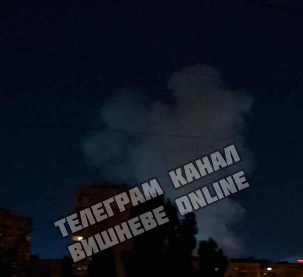 Балістичний удар РФ по Києву: пожежі у трьох районах, уламки впали на 18-поверхівку